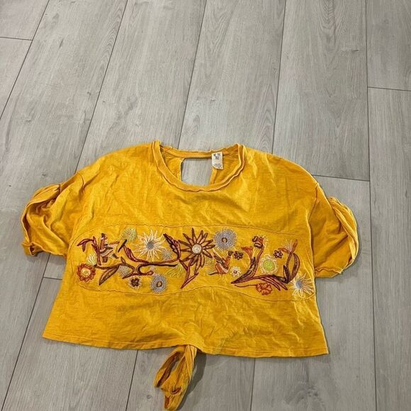 WE THE FREE Womens Size m Top Yellow Tie back Cropped T-shirt with Embroidery - Picture 1 of 8
